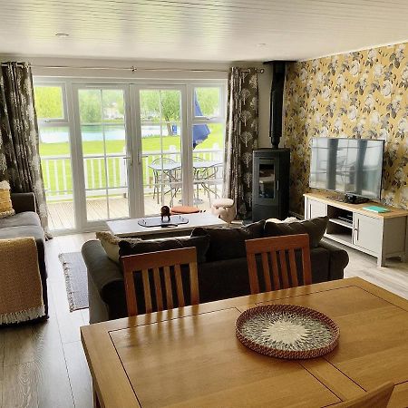 'That One' Our Cotswold Lakeside Lodge Cirencester Kültér fotó