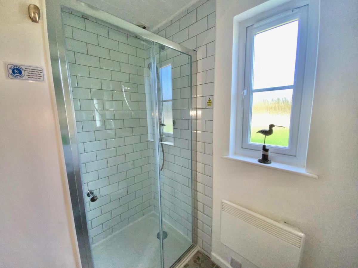 'That One' Our Cotswold Lakeside Lodge Cirencester Kültér fotó