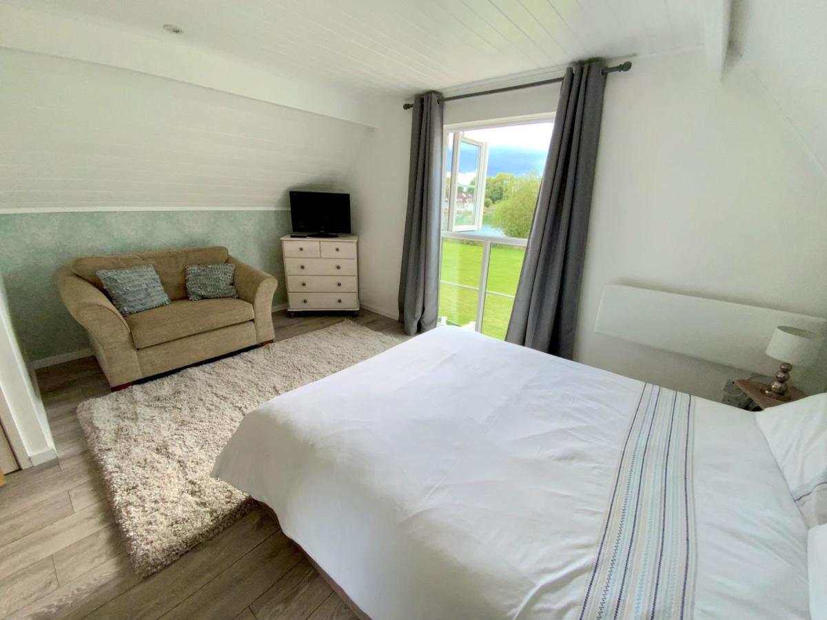 'That One' Our Cotswold Lakeside Lodge Cirencester Kültér fotó