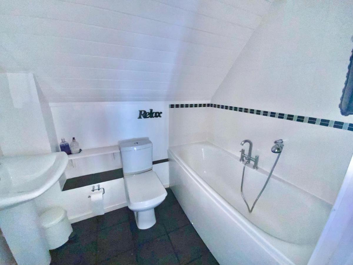 'That One' Our Cotswold Lakeside Lodge Cirencester Kültér fotó