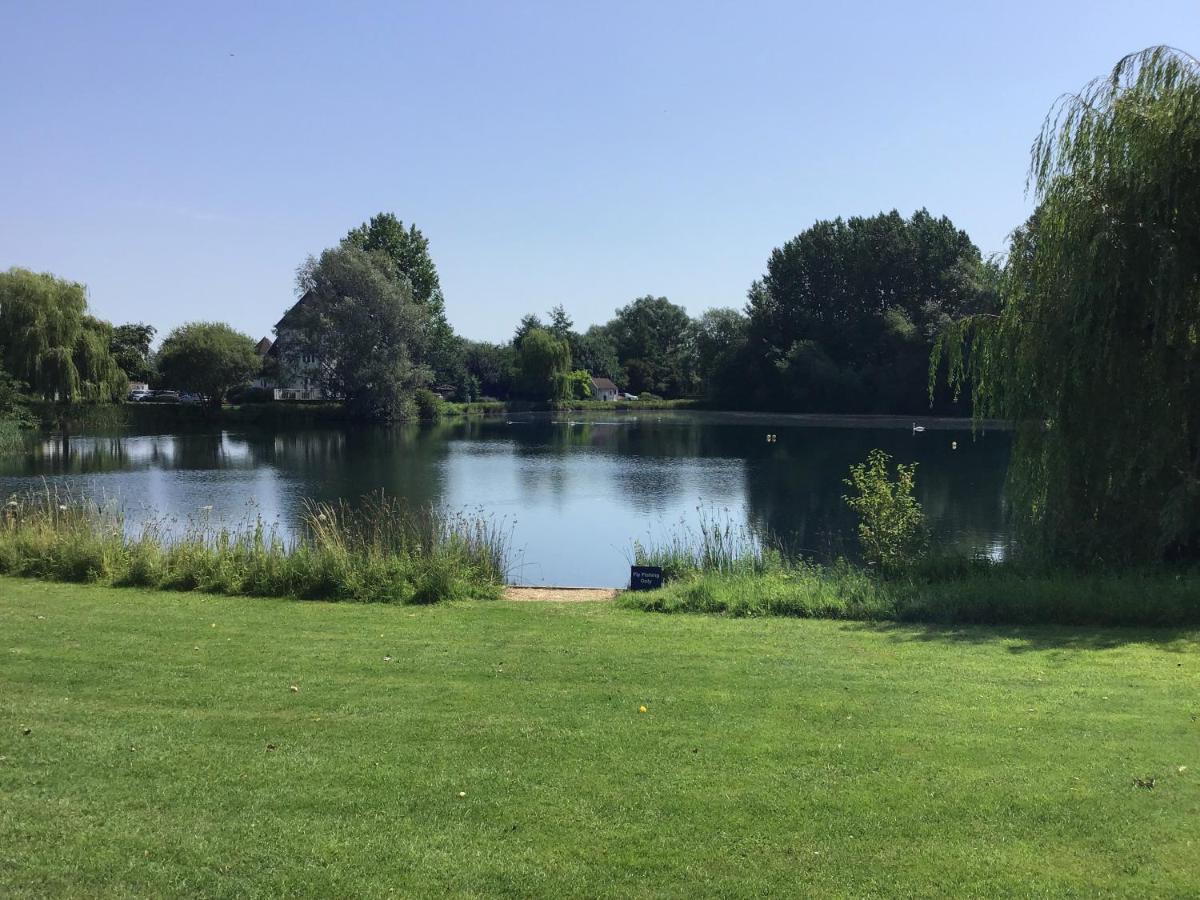 'That One' Our Cotswold Lakeside Lodge Cirencester Kültér fotó
