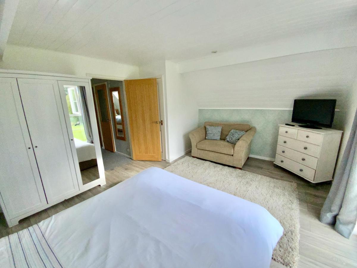 'That One' Our Cotswold Lakeside Lodge Cirencester Kültér fotó
