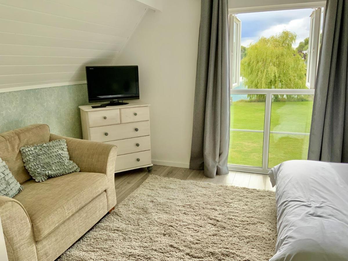 'That One' Our Cotswold Lakeside Lodge Cirencester Kültér fotó