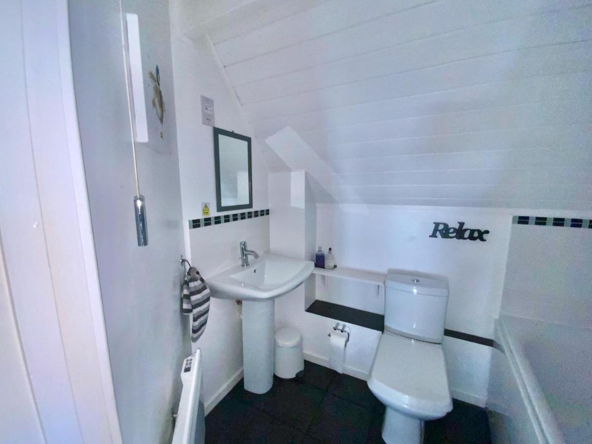 'That One' Our Cotswold Lakeside Lodge Cirencester Kültér fotó