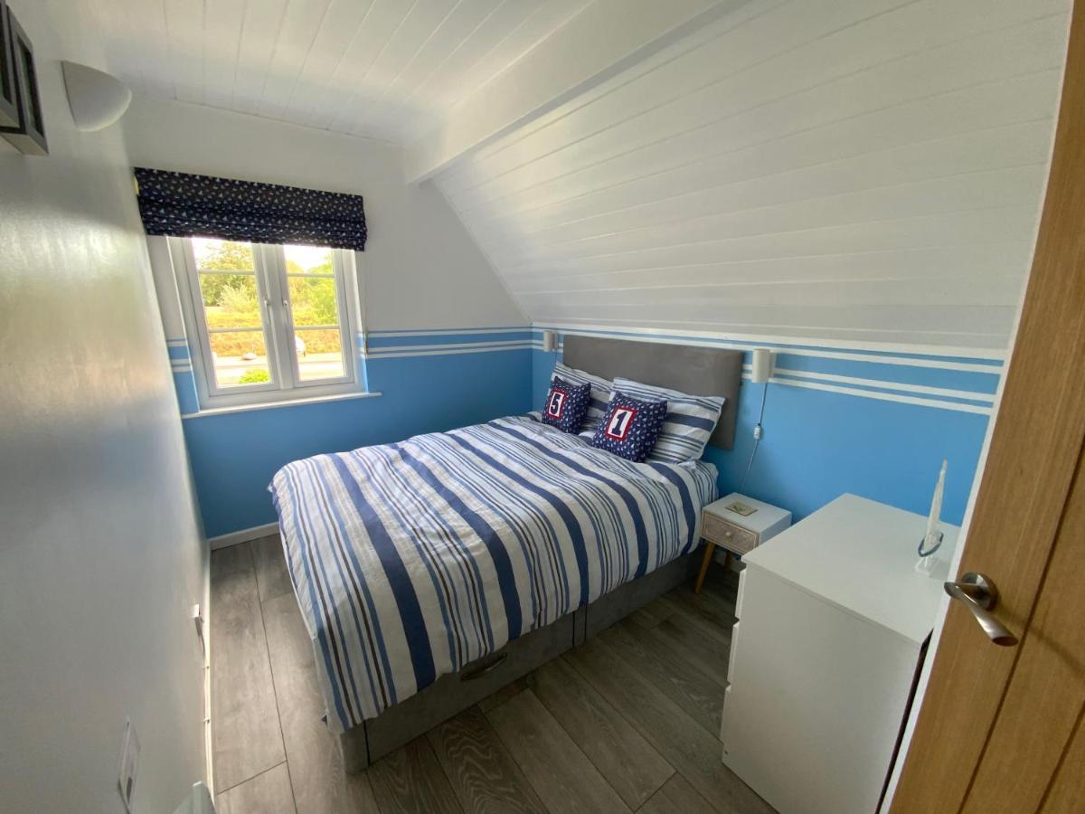 'That One' Our Cotswold Lakeside Lodge Cirencester Kültér fotó
